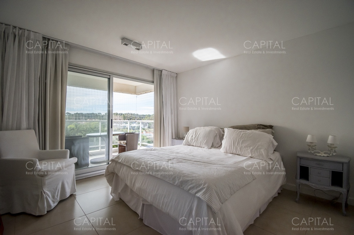 Apartamento ID.27993 - Apartamento PentHouse de 3 dormitorios y dependencia en alquiler anual.