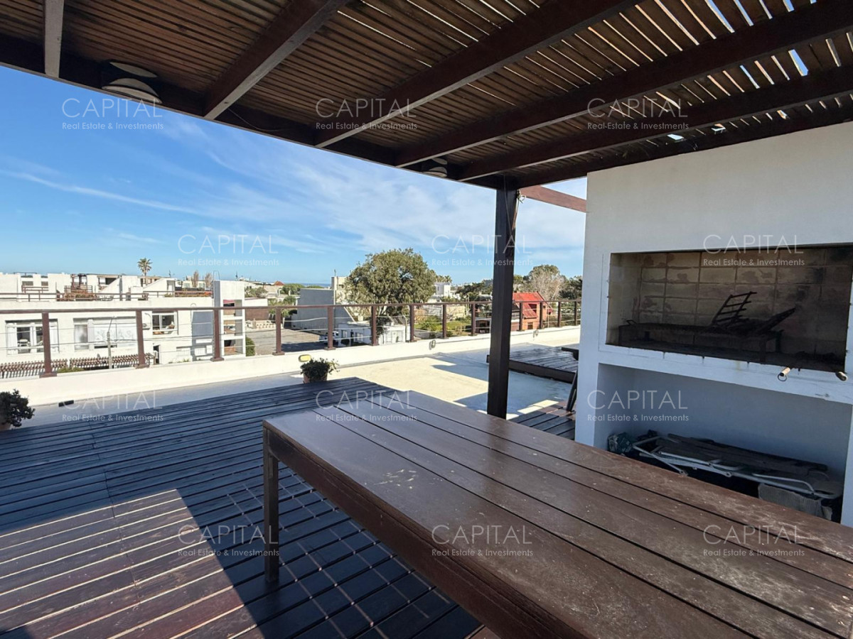 Apartamento ID.40377 - Departamento dos dormitorios en Manantiales en Alquiler con vista al mar y terraza.