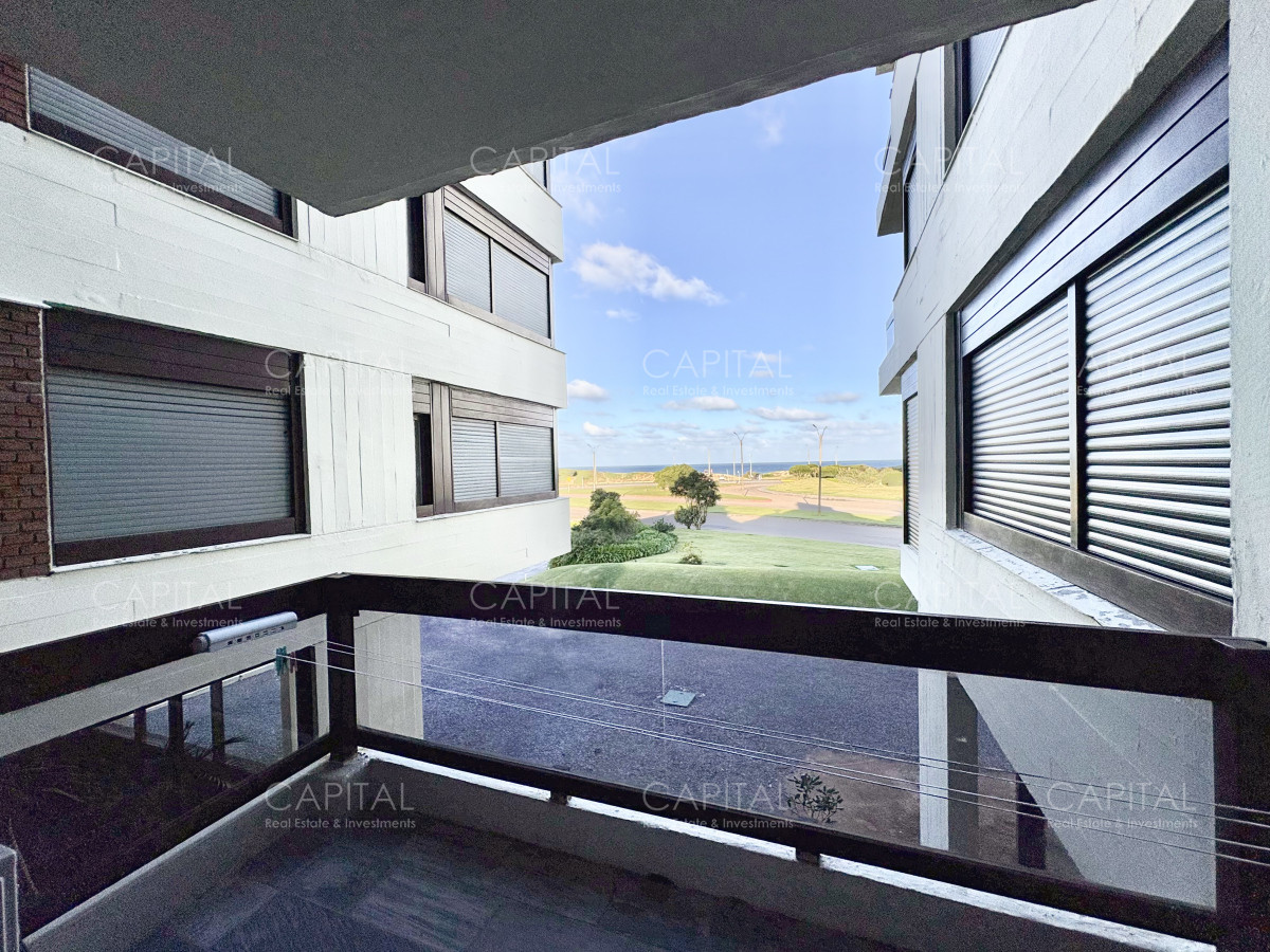 Apartamento ID.27183 - Apartamento reciclado de dos dormitorios frente al mar en Playa Brava en venta