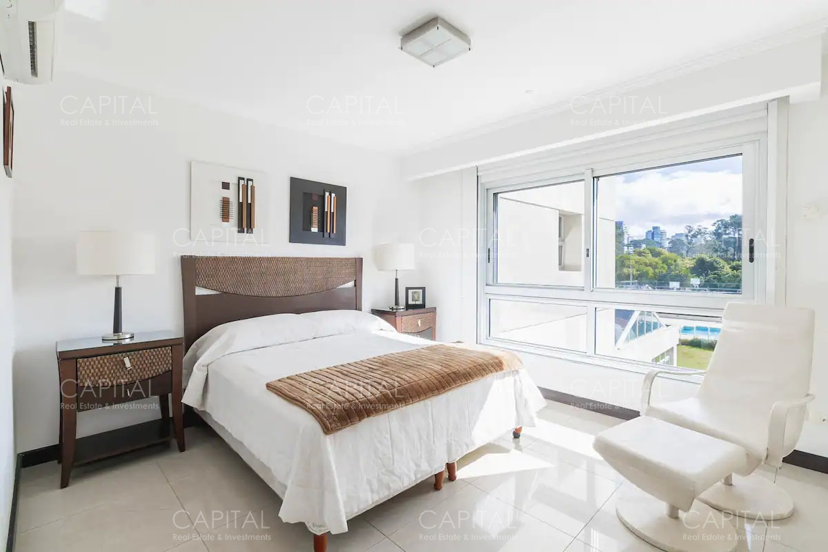Apartamento ID.33892 - Apartamentoen torre lobos de tres dormitorios en primera linea frente al mar en Playa Brava en Alquiler, Punta del Este