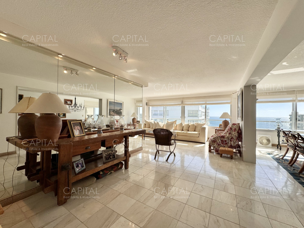 Apartamento ID.39373 - Apartamento de tres dormitorios y dependencia en venta, Playa Mansa, Punta del Este.