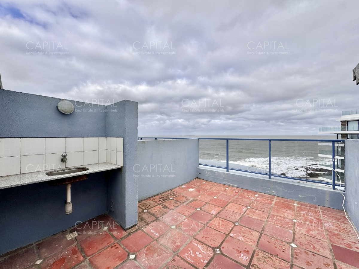 Apartamento ID.30302 - Apartamento de dos dormitorios en venta con vista al mar y parrillero propio. Punta del Este