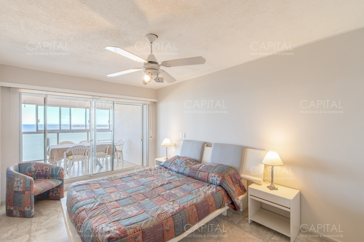 Apartamento ID.33828 - Imarangatu de dos dormitorios y dependencia frente al mar en venta Punta del Este.