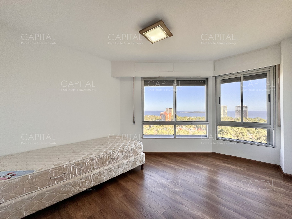 Apartamento ID.36372 - Apartamento de tres dormitorios y dependencia en venta Punta del Este