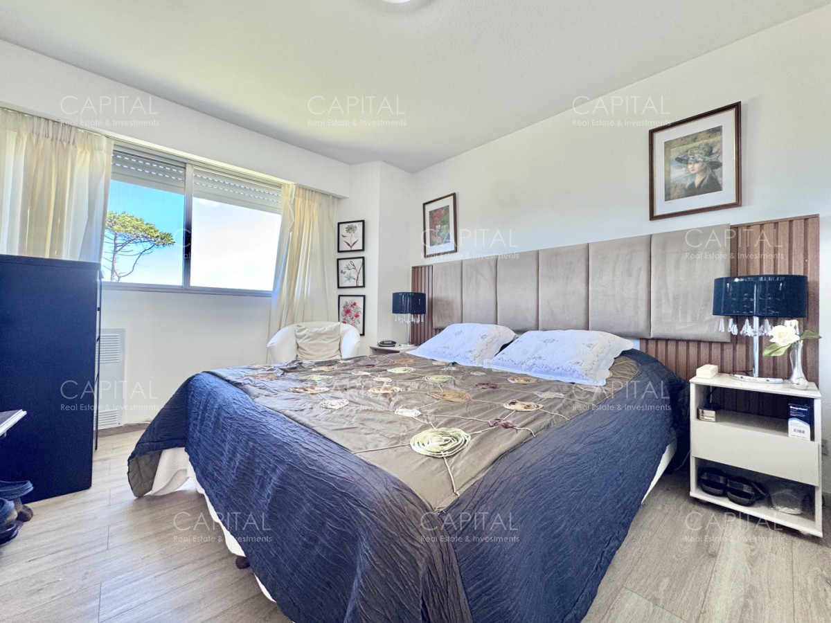 Apartamento ID.40104 - Apartamento de tres dormitorios y servicio en playa mansa frente al mar