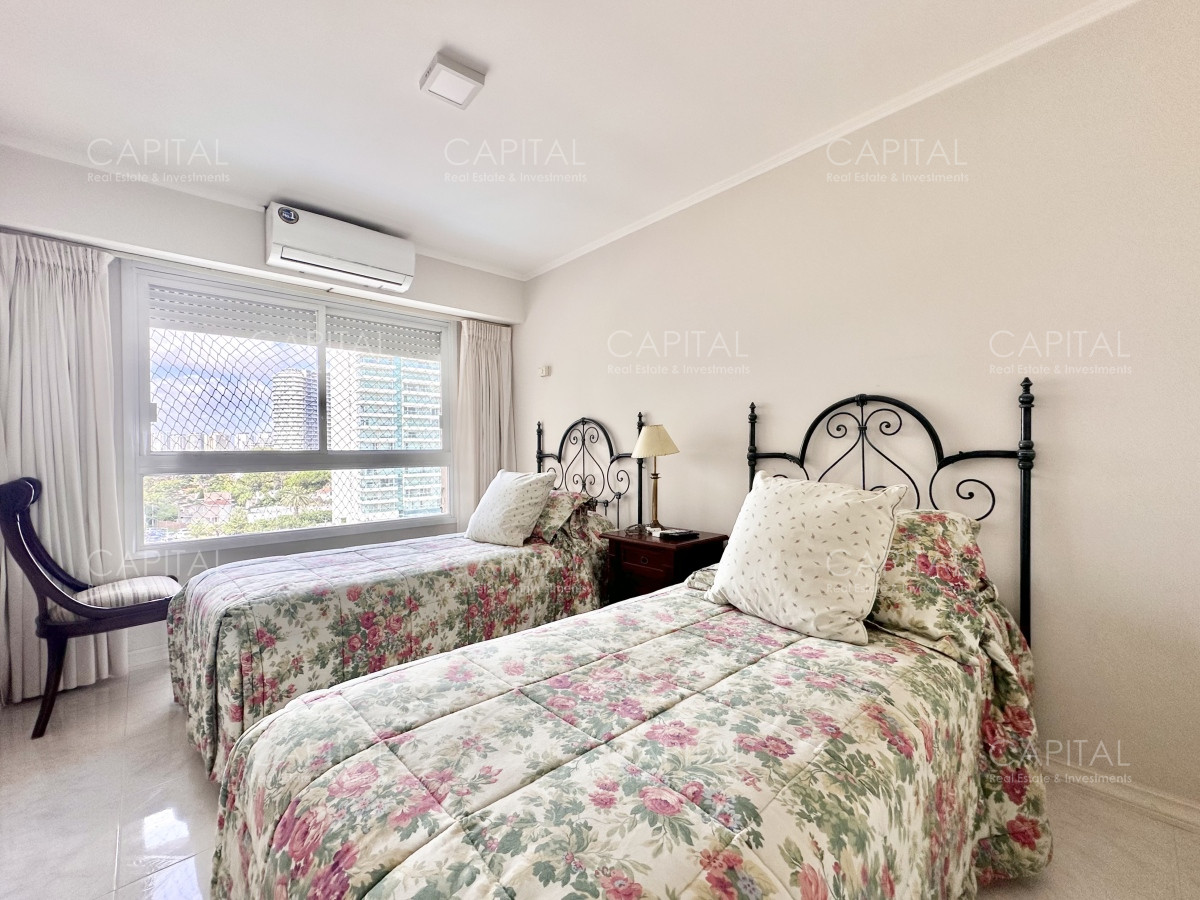Apartamento ID.28602 - Coral Tower Apartamento en excelente torre frente a Playa Mansa en parada 5. Vista plena al mar e Isla de Gorriti