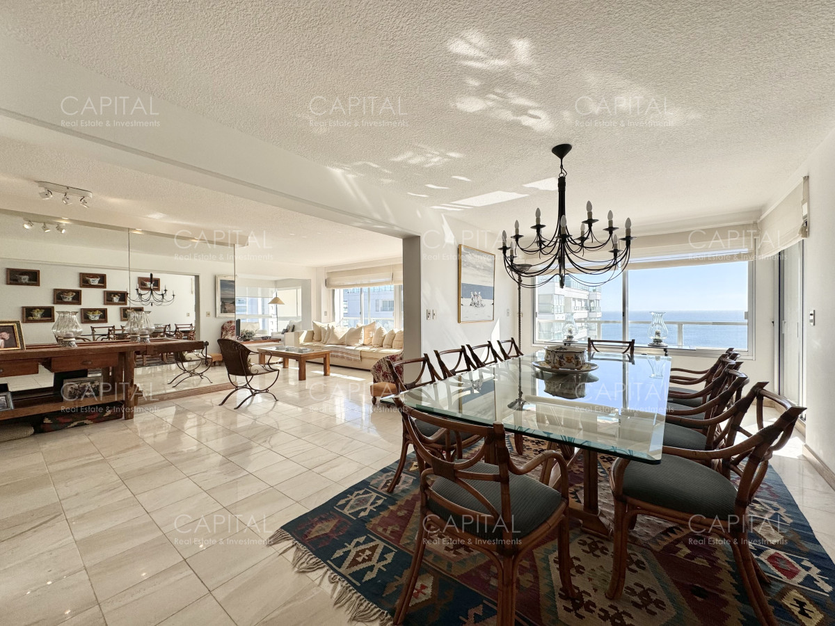 Apartamento ID.39373 - Apartamento de tres dormitorios y dependencia en venta, Playa Mansa, Punta del Este.