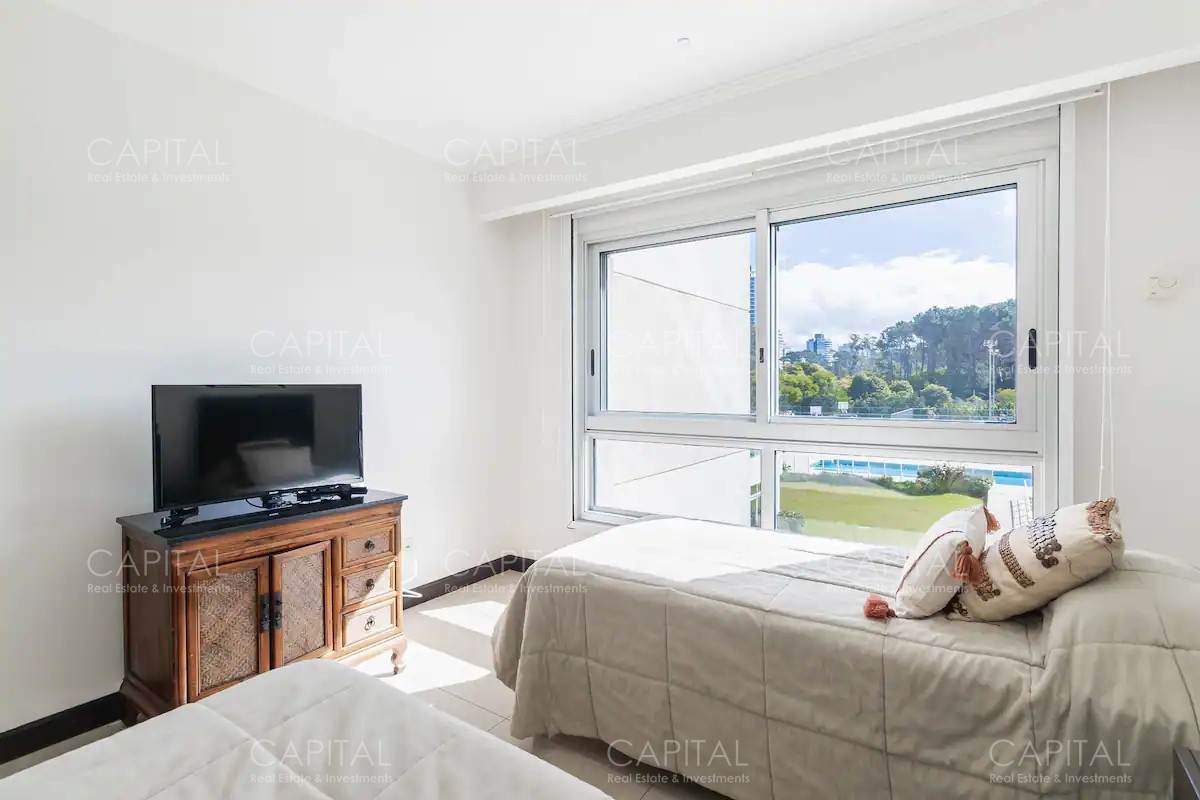 Apartamento ID.33892 - Apartamentoen torre lobos de tres dormitorios en primera linea frente al mar en Playa Brava en Alquiler, Punta del Este