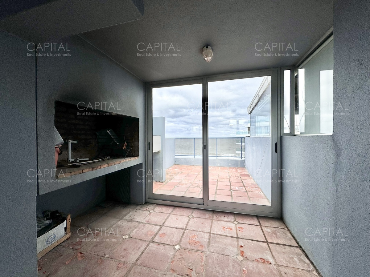 Apartamento ID.30302 - Apartamento de dos dormitorios en venta con vista al mar y parrillero propio. Punta del Este