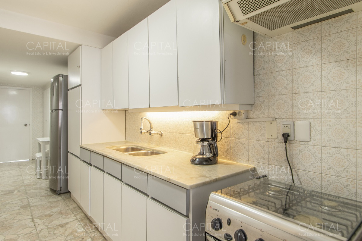 Apartamento ID.33828 - Imarangatu de dos dormitorios y dependencia frente al mar en venta Punta del Este.