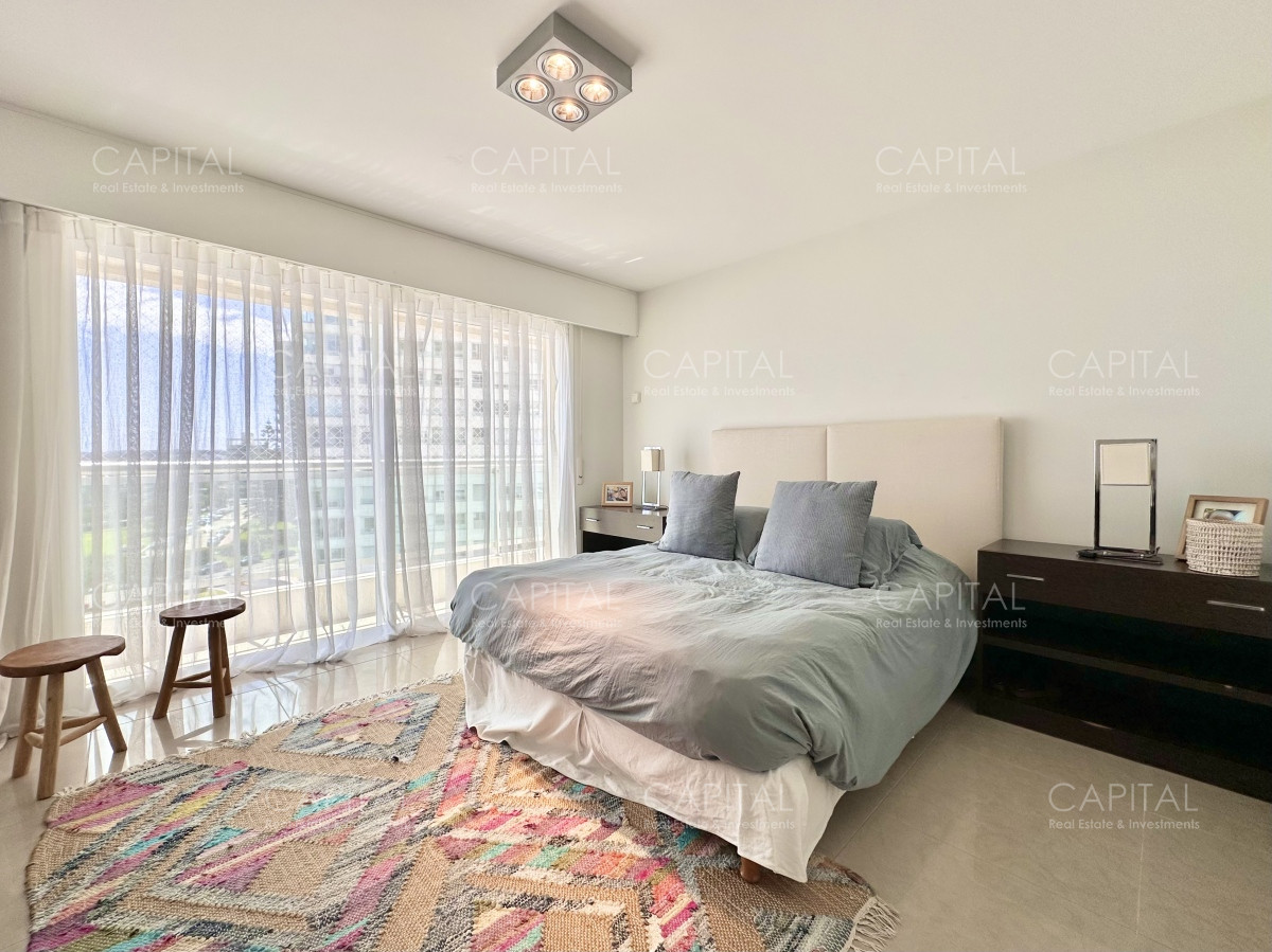 Apartamento ID.35573 - Apartamento de tres dormitorios y dependencia frente al mar en alquiler de temporada, Playa Mansa, Punta del Este.