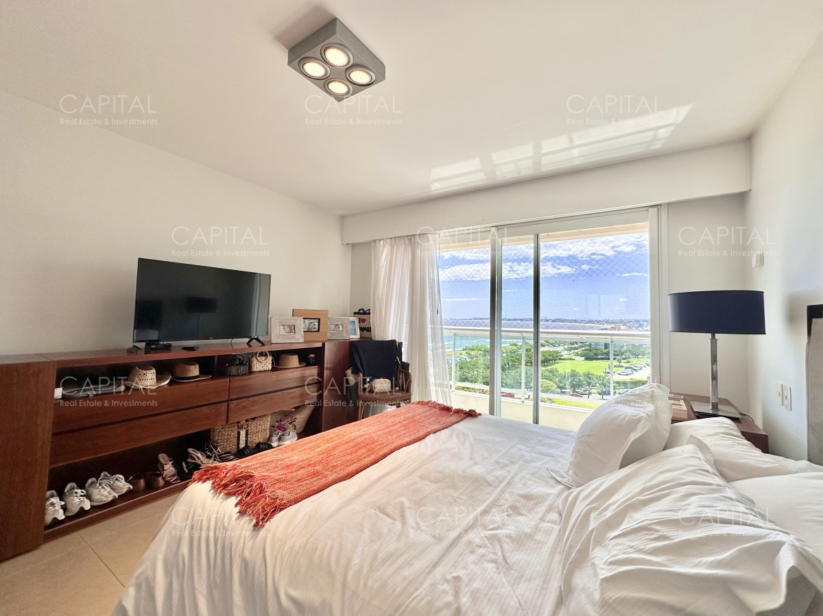 Apartamento ID.35573 - Apartamento de tres dormitorios y dependencia frente al mar en alquiler de temporada, Playa Mansa, Punta del Este.