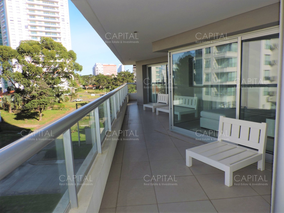 Apartamento ID.37022 - Moderno semipiso 3 dormitorios y dependencia en Playa Brava