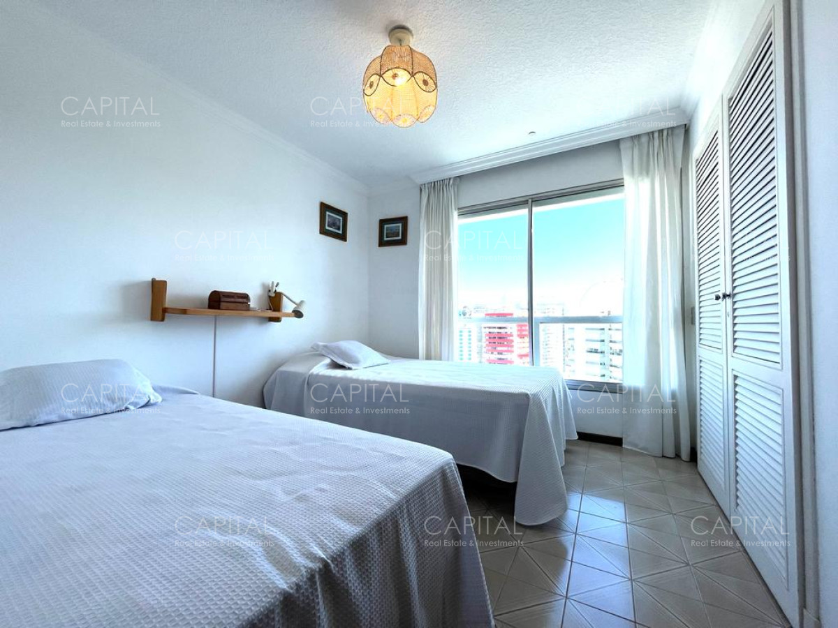 Apartamento ID.34226 - Amplio Apartamento Playa Brava 3 dormitorios mas dependencia
