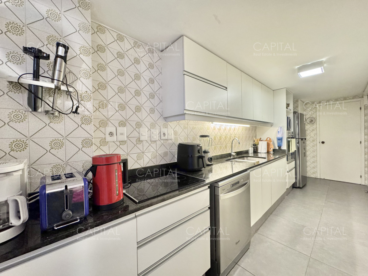Apartamento ID.40104 - Apartamento de tres dormitorios y servicio en playa mansa frente al mar