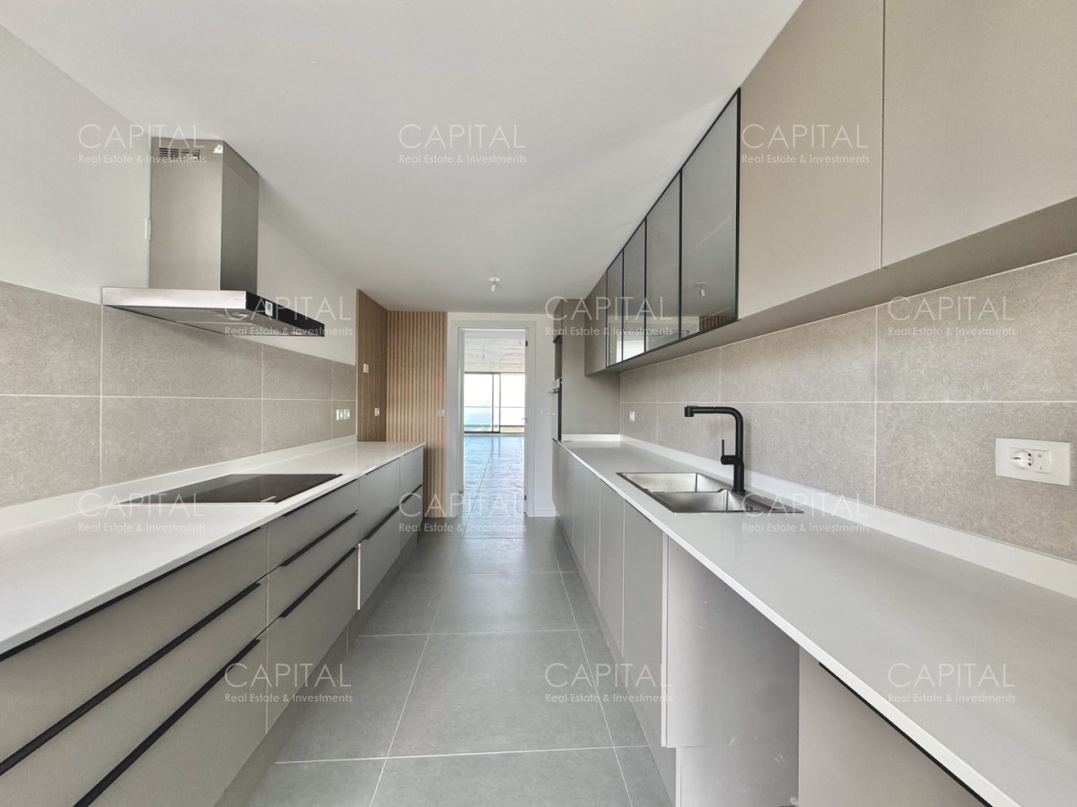 Apartamento ID.40350 - Apartamento semi piso de tres dormitorios frente al mar en playa mansa en venta