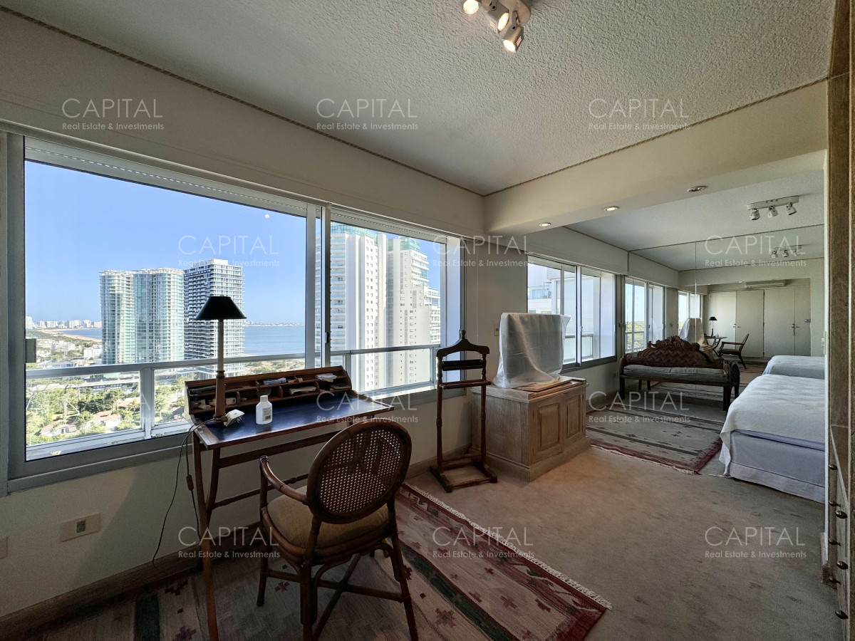 Apartamento ID.39373 - Apartamento de tres dormitorios y dependencia en venta, Playa Mansa, Punta del Este.