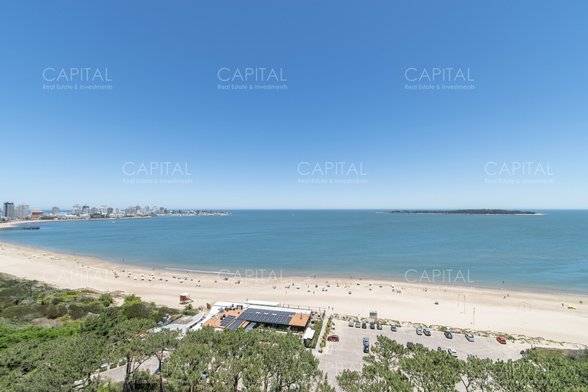 Apartamento ID.33828 - Imarangatu de dos dormitorios y dependencia frente al mar en venta Punta del Este.