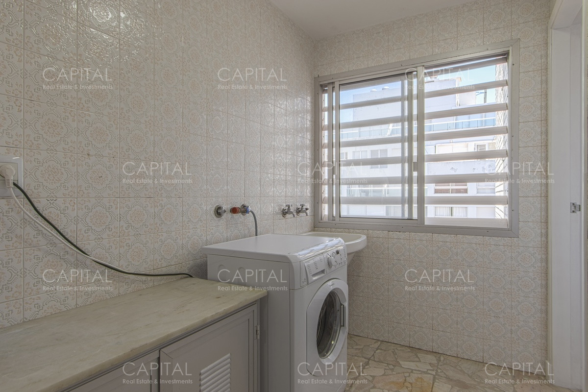 Apartamento ID.33828 - Imarangatu de dos dormitorios y dependencia frente al mar en venta Punta del Este.