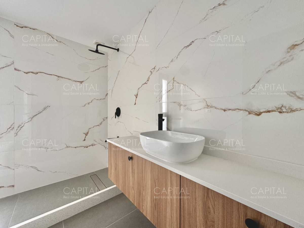 Apartamento ID.40350 - Apartamento semi piso de tres dormitorios frente al mar en playa mansa en venta
