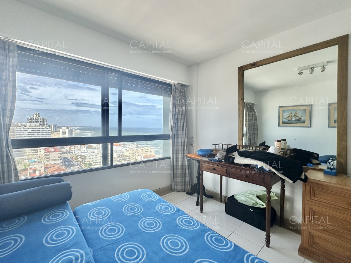 Apartamento ID.35703 - Apartamento de cuatro dormitorios y dependencia en venta, Península, Punta del Este