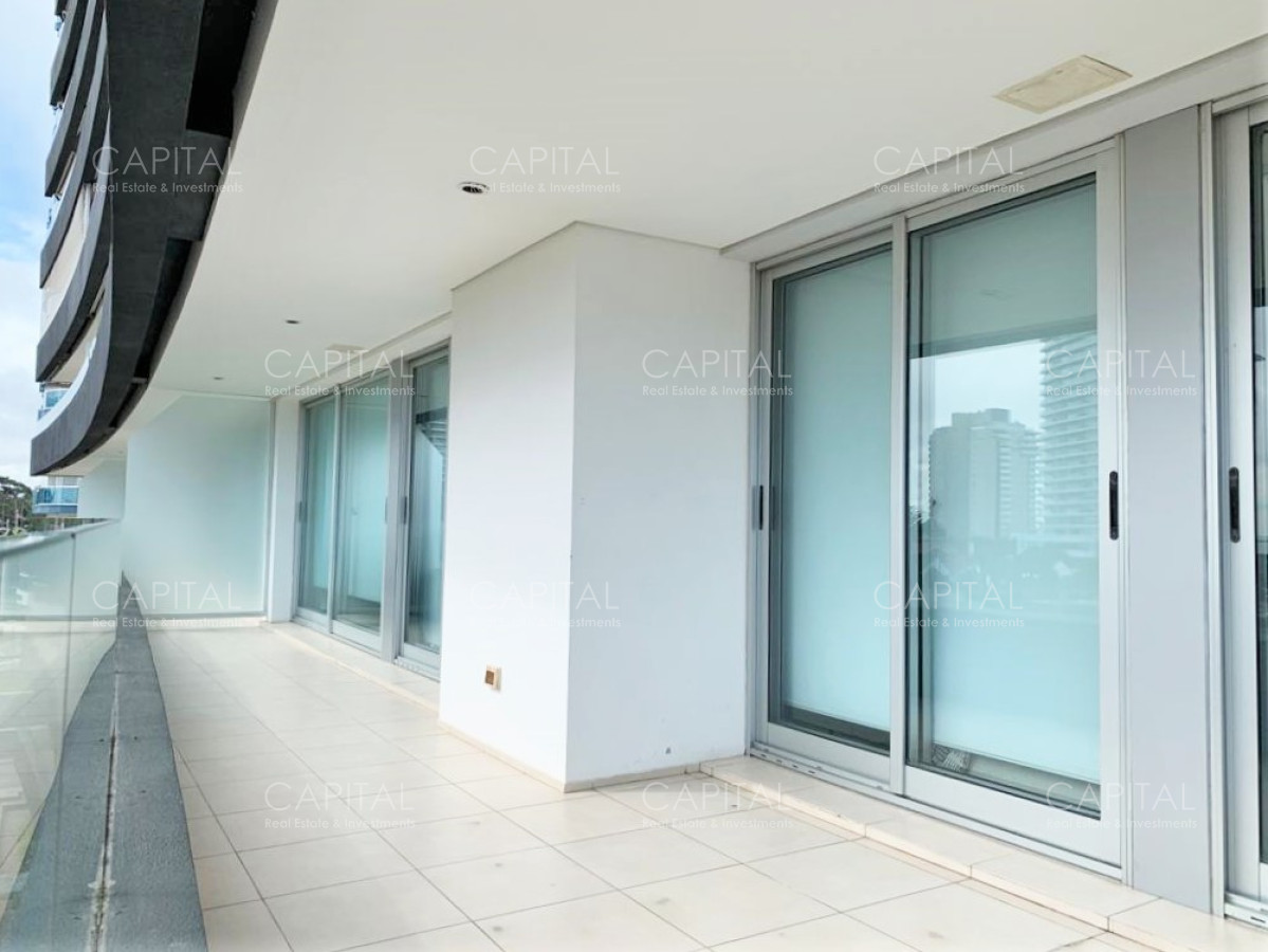 Apartamento ID.30716 - Apartamento de tres dormitorios, edificio con buenos servicios.