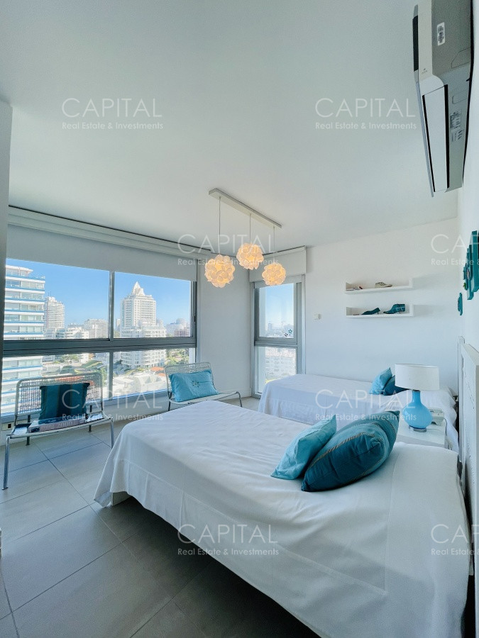 Apartamento ID.31416 - Le Parc Punta del Este de tres dormitorios más dependencia en torre de categoría sobre playa Brava, Punta del Este