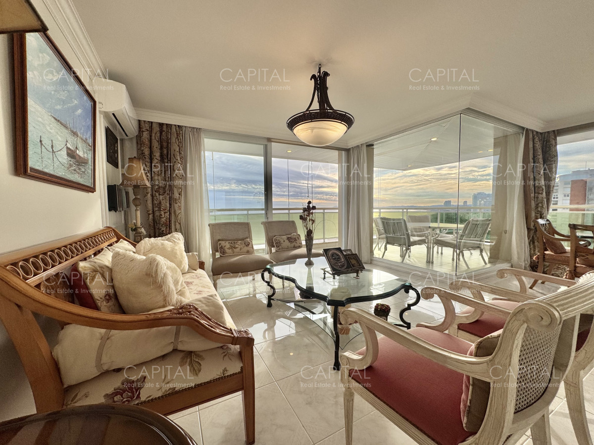Apartamento ID.38754 - Coral Tower esquinero de tres dormitorios y servicio piso alto en venta