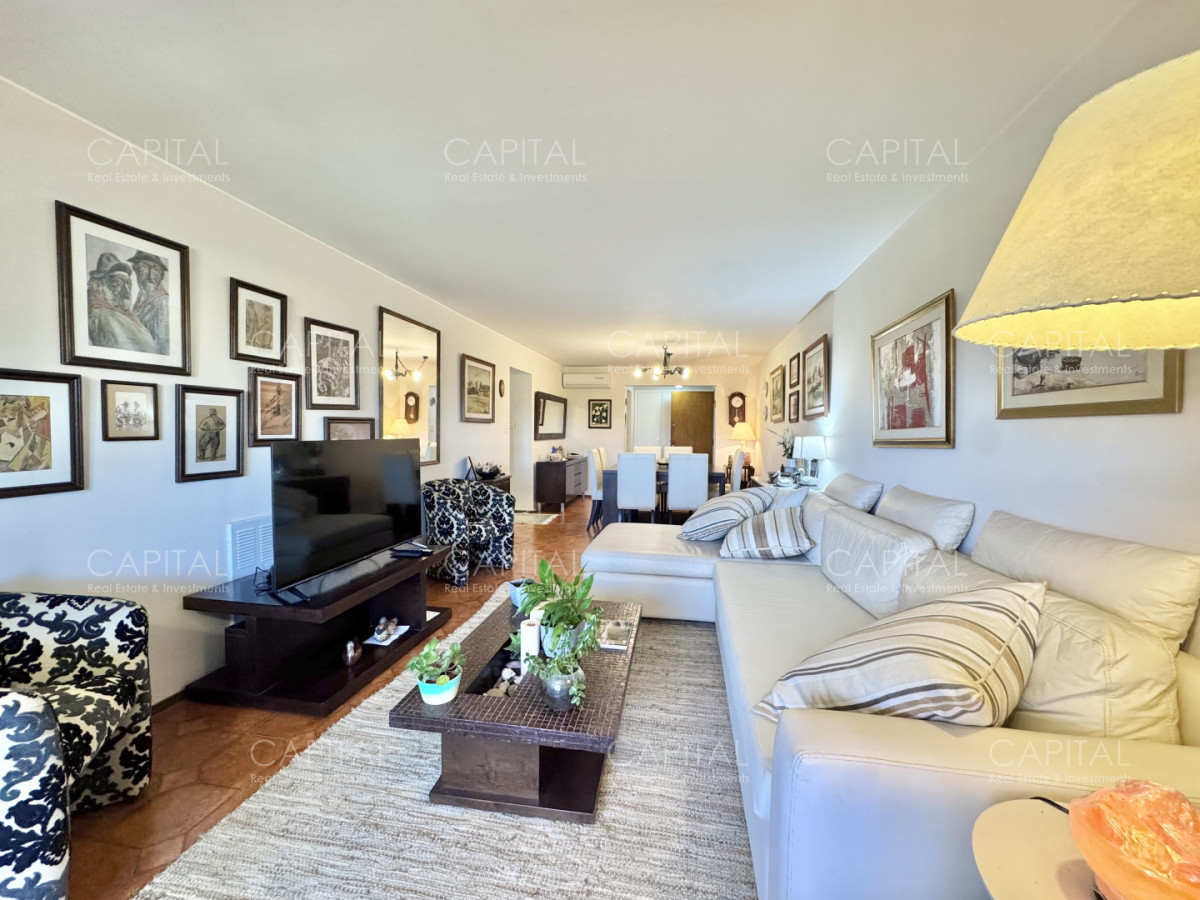 Apartamento ID.40104 - Apartamento de tres dormitorios y servicio en playa mansa frente al mar