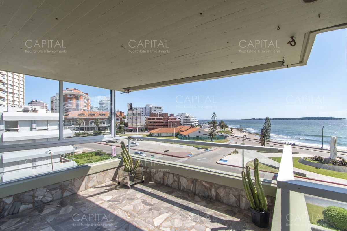 Apartamento ID.31268 - Malecon Punta del Este Apartamento de 3 dormitorios y servicios en venta en primera linea, Playa Mansa.