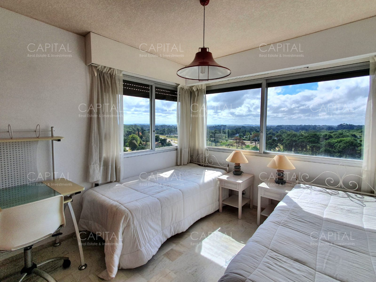 Apartamento ID.32588 - Venta departamento tres dormitorios y dep servicio Punta del Este
