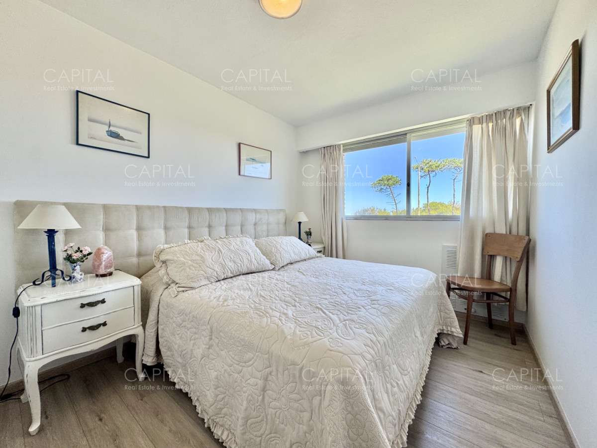 Apartamento ID.40104 - Apartamento de tres dormitorios y servicio en playa mansa frente al mar