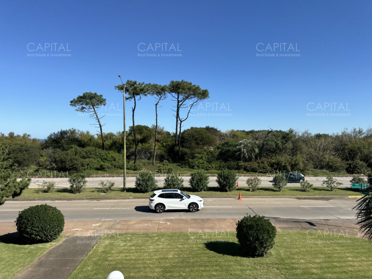 Apartamento ID.40104 - Apartamento de tres dormitorios y servicio en playa mansa frente al mar
