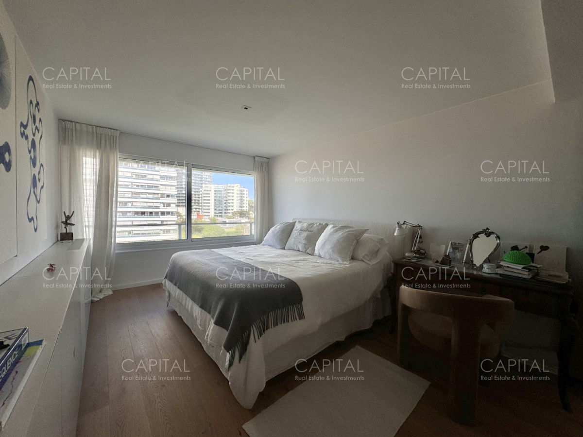 Apartamento ID.35545 - Apartamento reciclado de tres dormitorios en primera linea del mar, Playa Brava, Punta del Este.