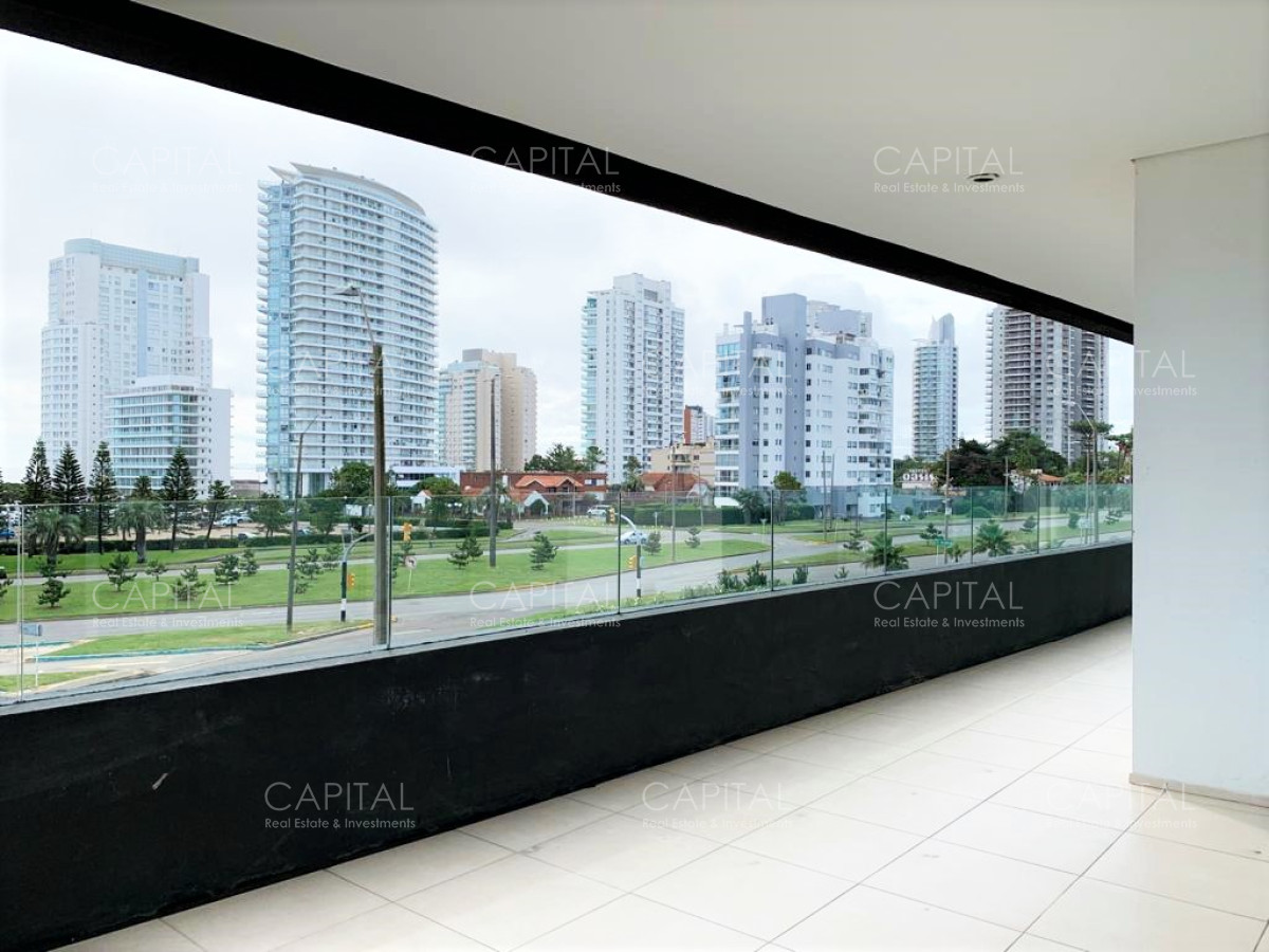 Apartamento ID.30716 - Apartamento de tres dormitorios, edificio con buenos servicios.