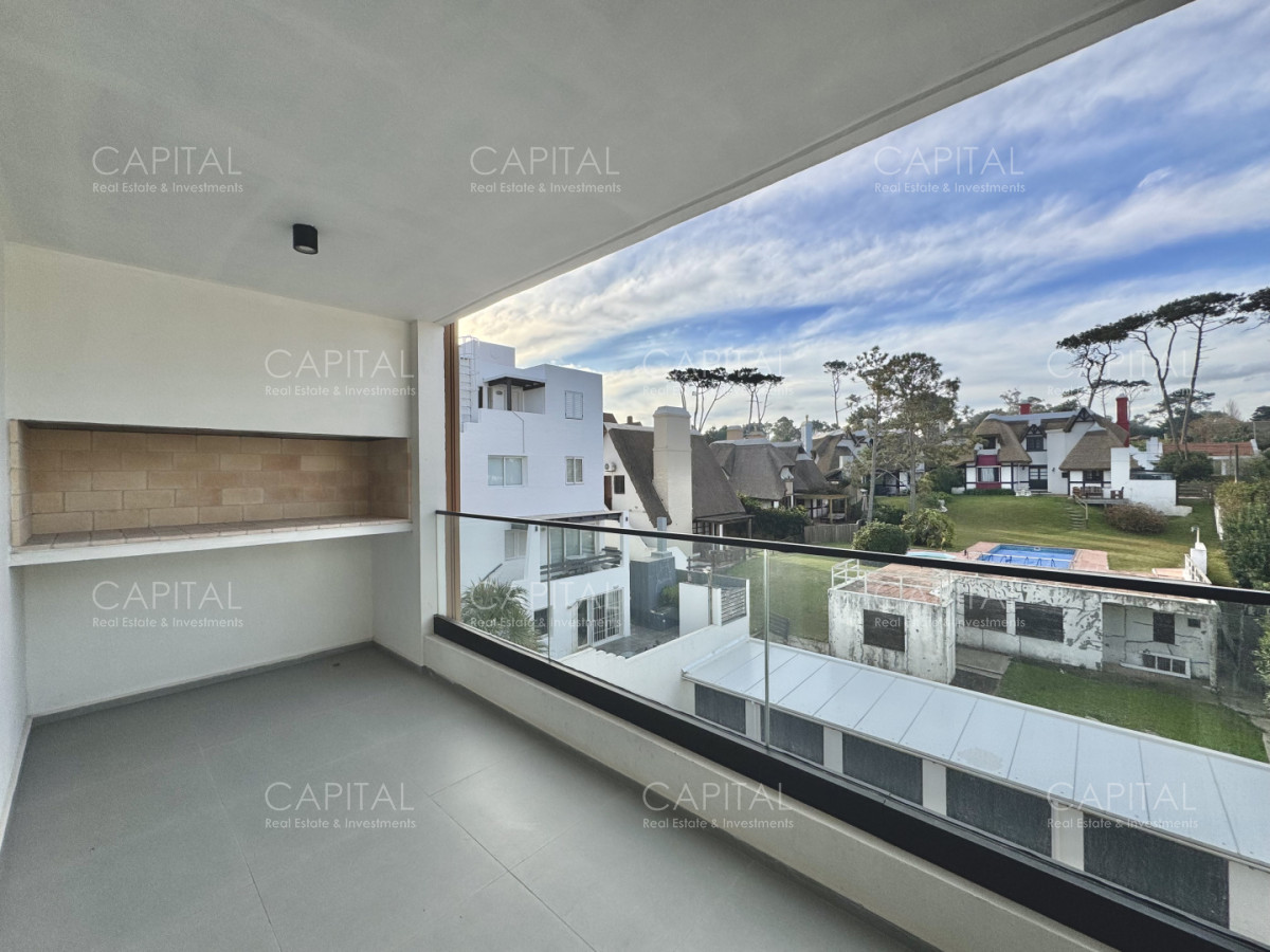 Apartamento ID.40351 - Apartamento semi piso de tres dormitorios frente al mar en playa mansa en venta