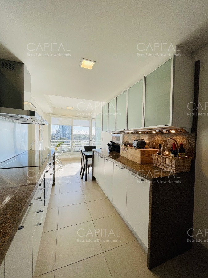Apartamento ID.31416 - Le Parc Punta del Este de tres dormitorios más dependencia en torre de categoría sobre playa Brava, Punta del Este