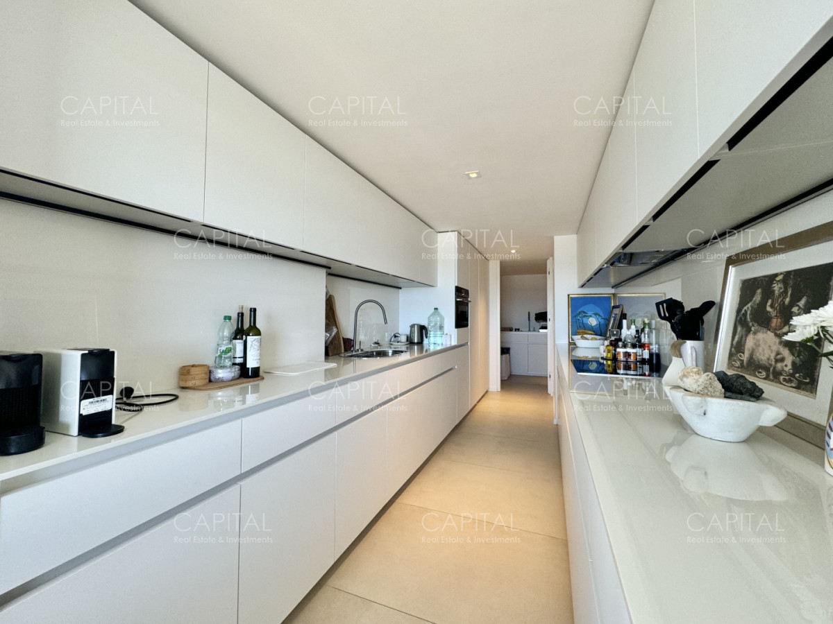 Apartamento ID.35545 - Apartamento reciclado de tres dormitorios en primera linea del mar, Playa Brava, Punta del Este.