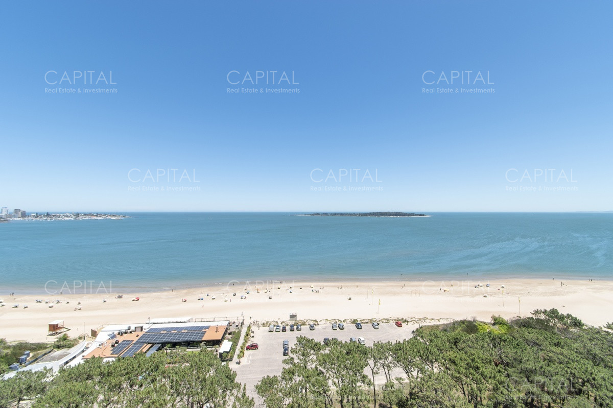 Apartamento ID.33828 - Imarangatu de dos dormitorios y dependencia frente al mar en venta Punta del Este.