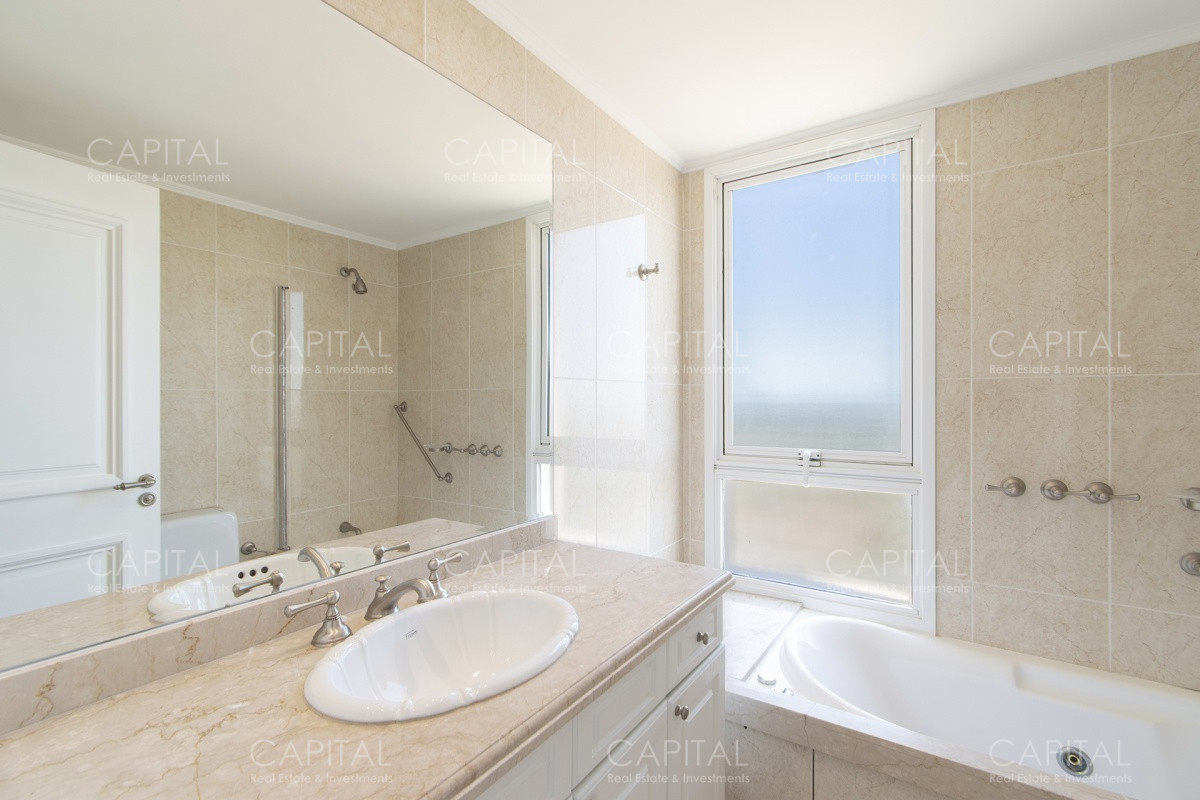 Apartamento ID.33697 - Apartamento en Le Jardin de tres dormitorios y dependencia de servicio en Venta Punta del Este en venta