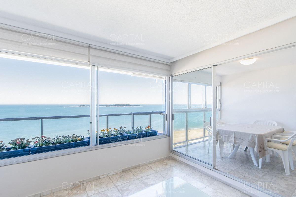 Apartamento ID.33828 - Imarangatu de dos dormitorios y dependencia frente al mar en venta Punta del Este.