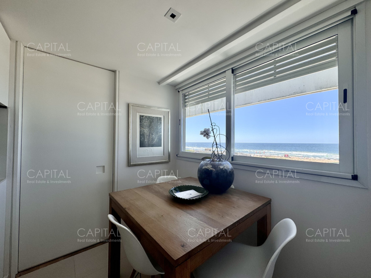 Apartamento ID.35545 - Apartamento reciclado de tres dormitorios en primera linea del mar, Playa Brava, Punta del Este.
