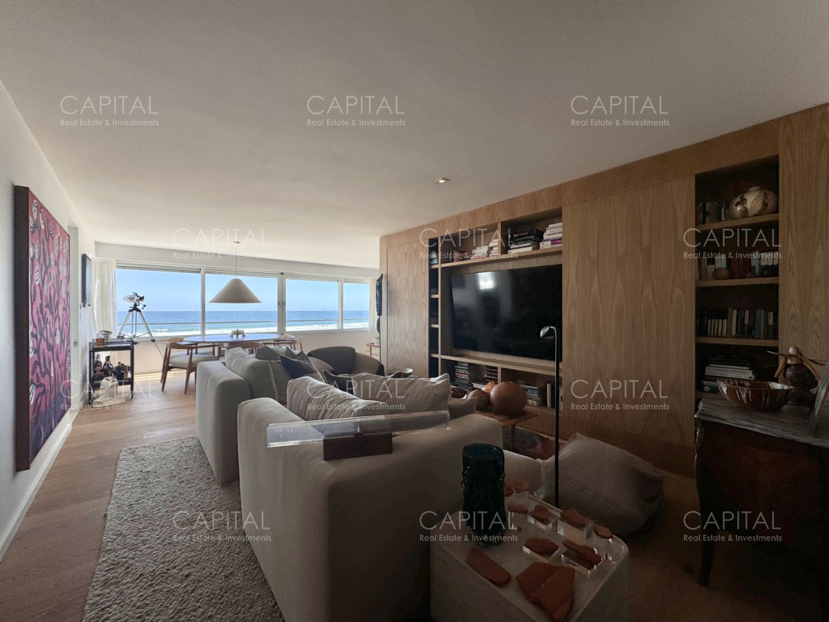 Apartamento ID.35545 - Apartamento reciclado de tres dormitorios en primera linea del mar, Playa Brava, Punta del Este.