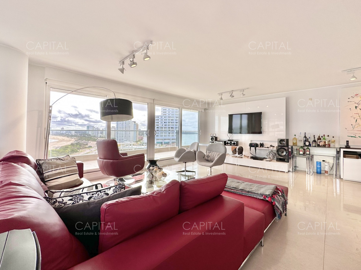 Apartamento ID.34873 - Apartamento de tres dormitorios y dependencia con vista al mar, Playa Mansa, Punta del Este.
