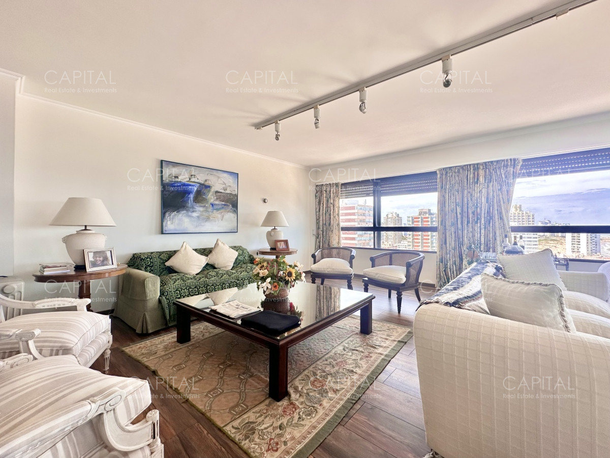 Apartamento ID.35703 - Apartamento de cuatro dormitorios y dependencia en venta, Península, Punta del Este