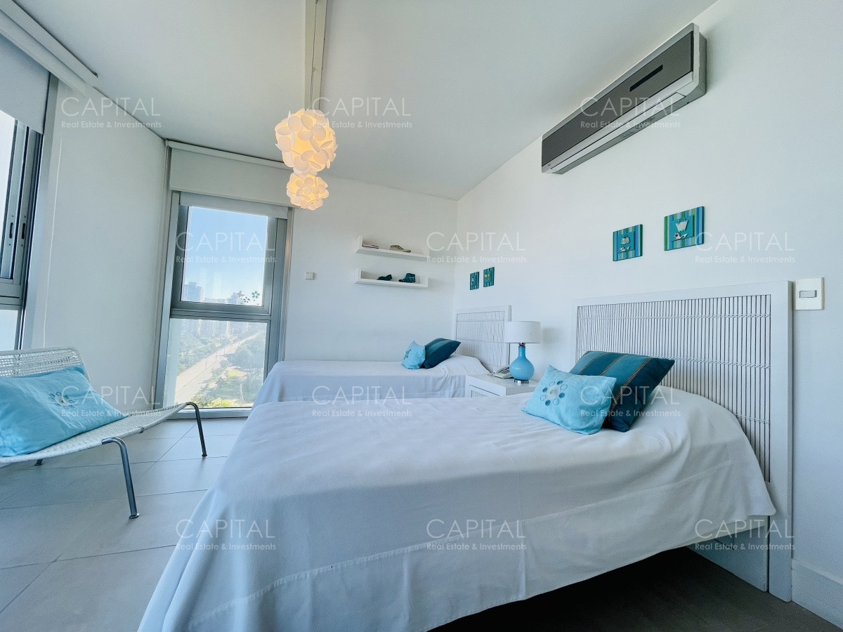 Apartamento ID.31416 - Le Parc Punta del Este de tres dormitorios más dependencia en torre de categoría sobre playa Brava, Punta del Este