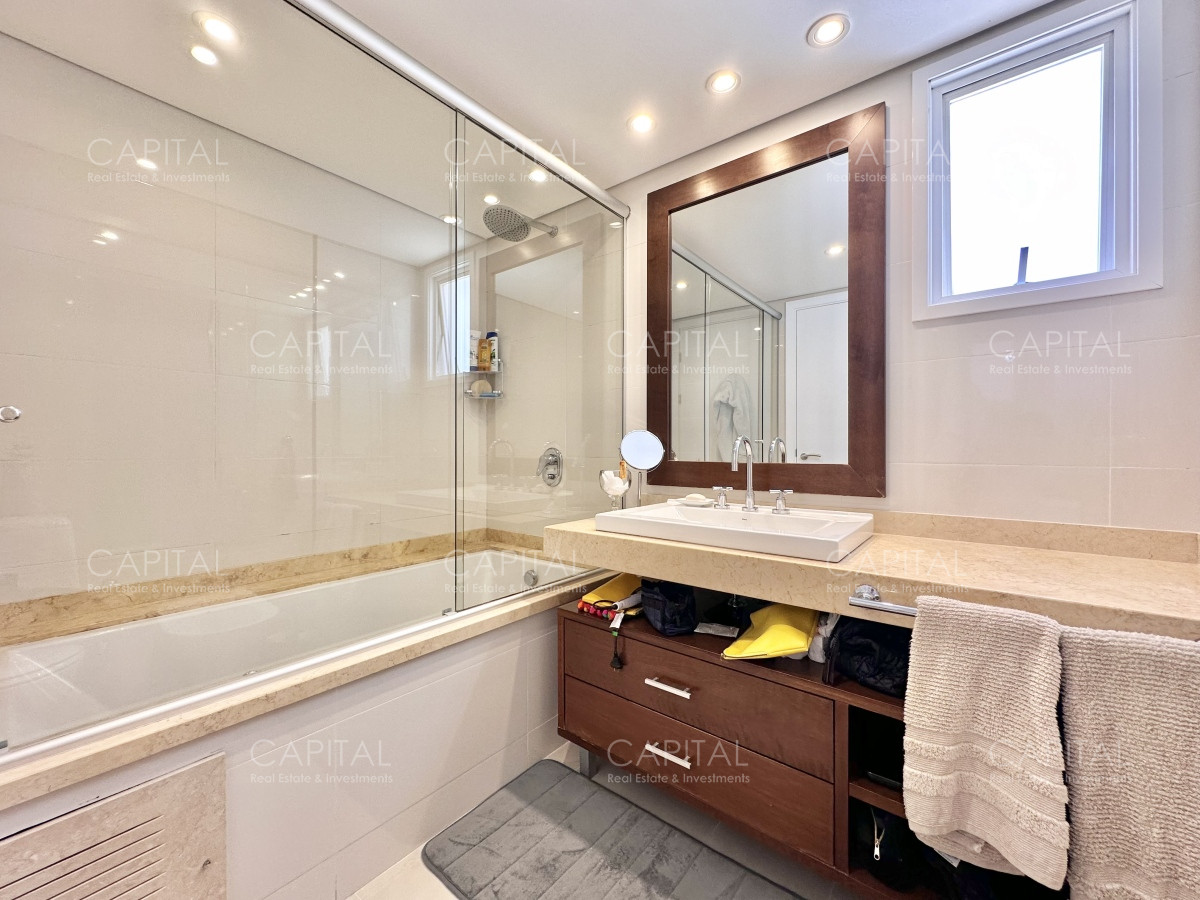 Apartamento ID.35573 - Apartamento de tres dormitorios y dependencia frente al mar en alquiler de temporada, Playa Mansa, Punta del Este.