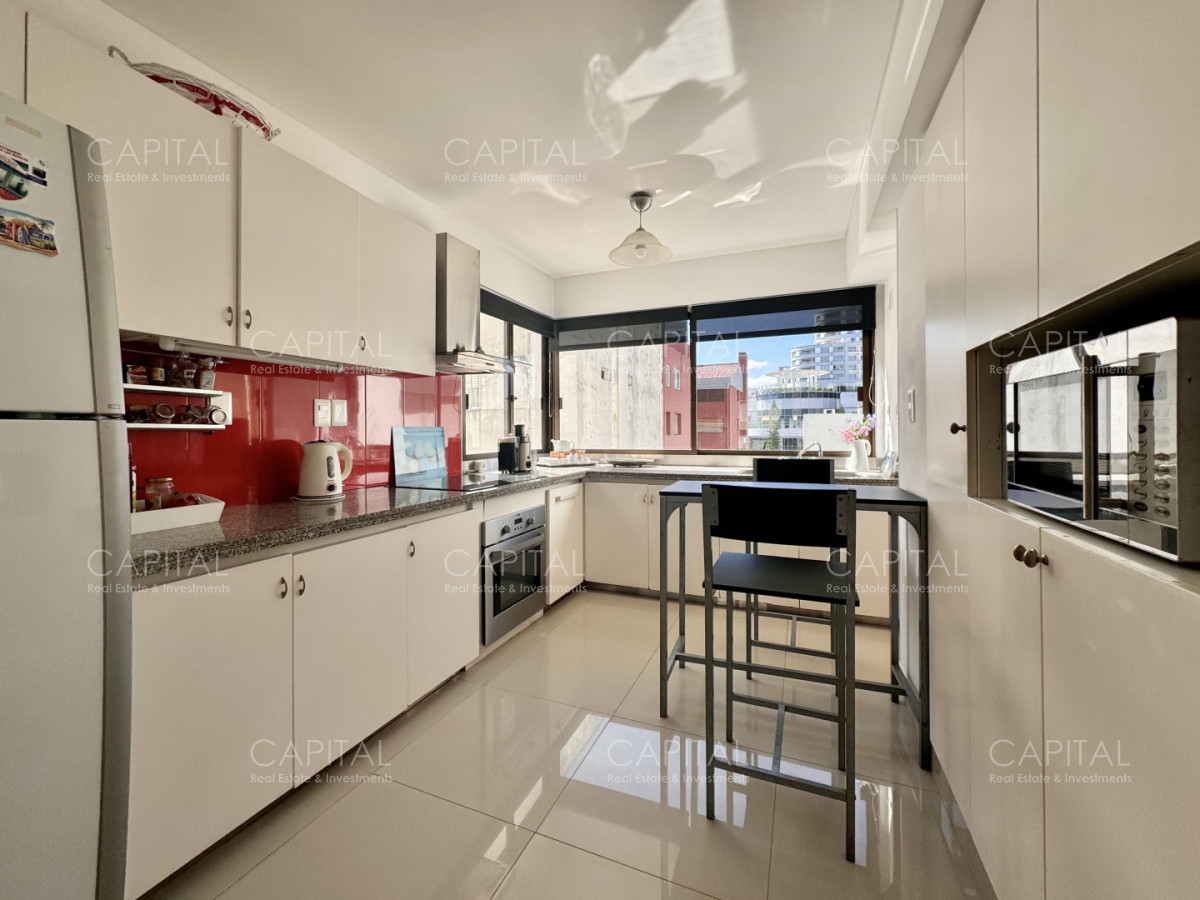 Apartamento ID.38763 - Edificio en primera linea del mar, departamento de tres dormitorios en venta, Playa Mansa.