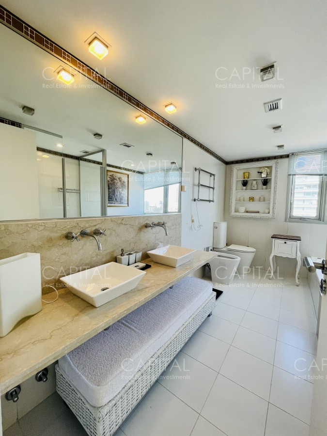 Apartamento ID.31416 - Le Parc Punta del Este de tres dormitorios más dependencia en torre de categoría sobre playa Brava, Punta del Este