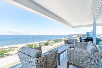 Venta de penthouse sobre la Playa Mansa de tres suites más dependencia y parrillero propio
